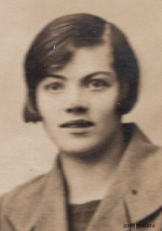 Portret vintage al unei femei tinere