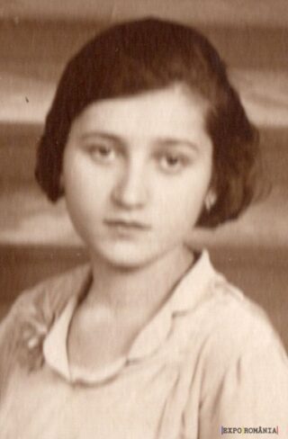 Tânără în fotografie veche sepia