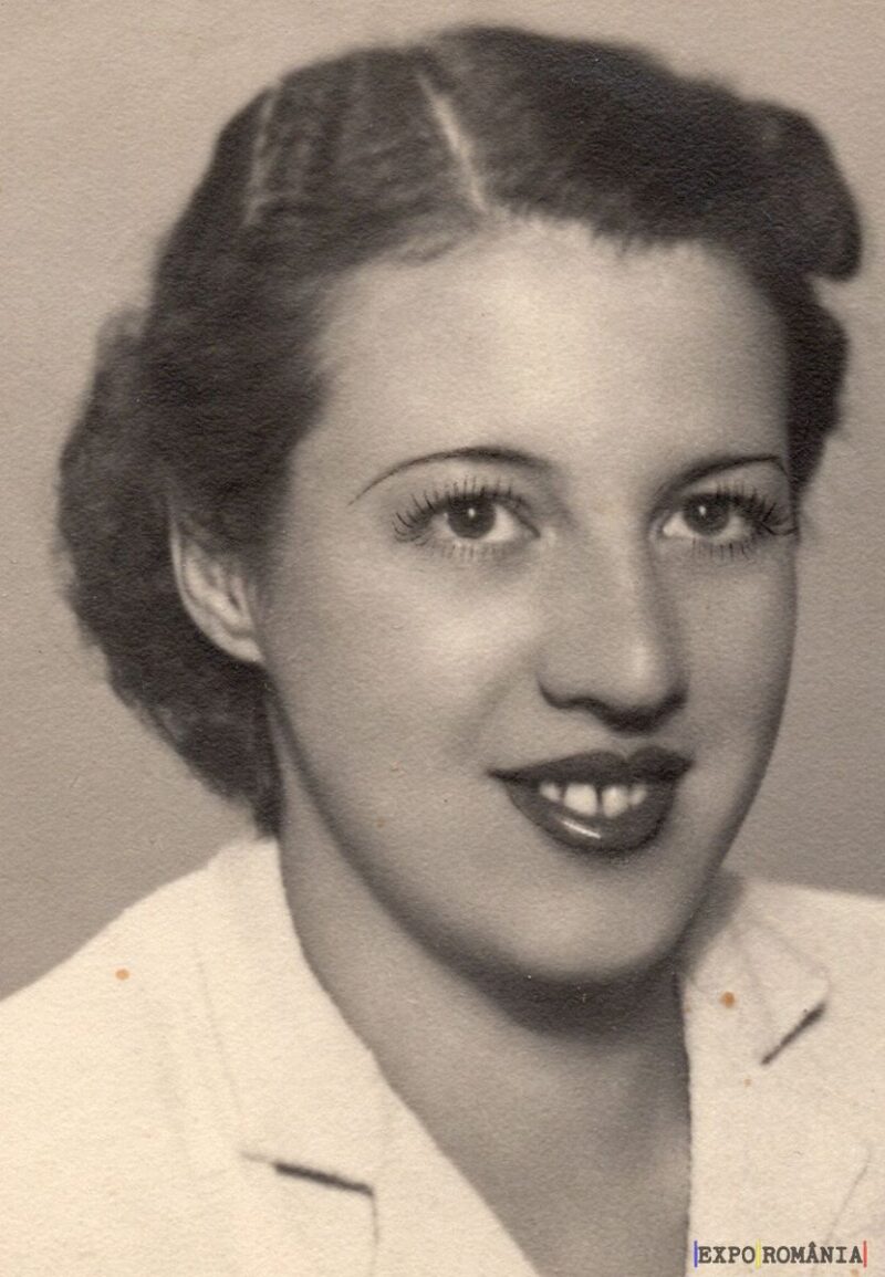 Portret zâmbitor al unei femei