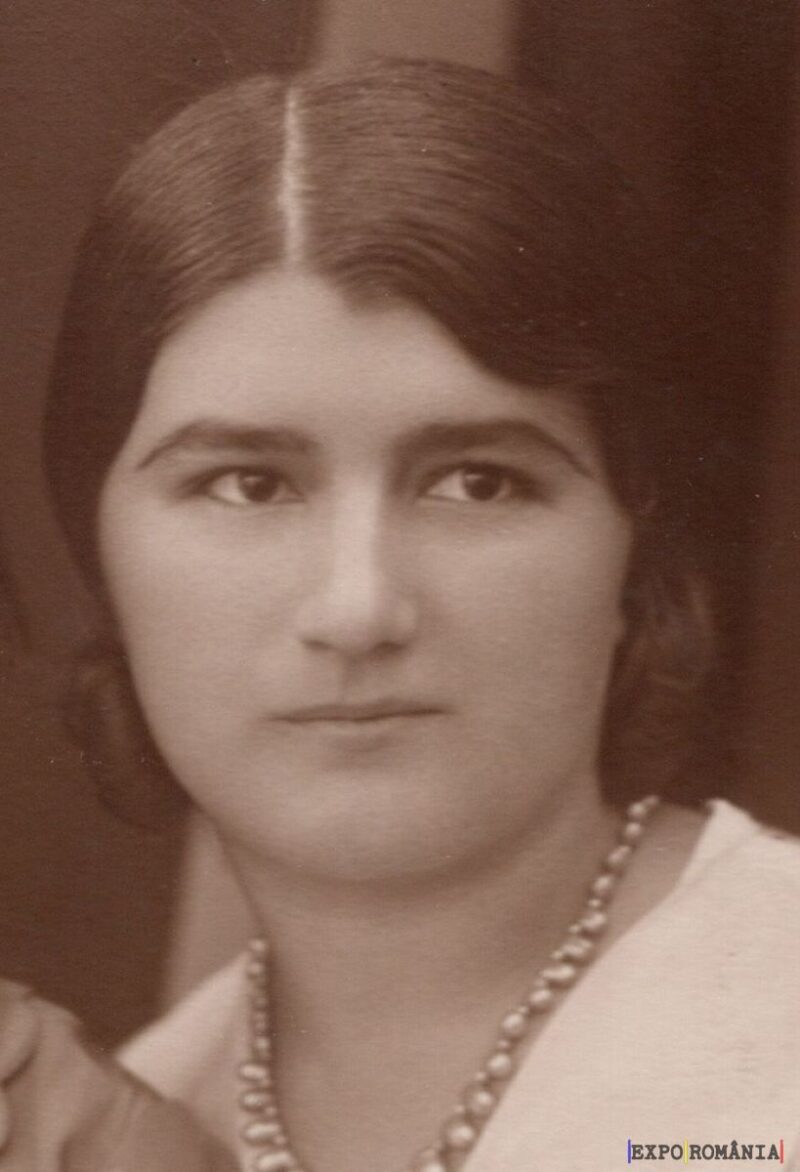 Portret vechi al unei femei cu lanț de perle