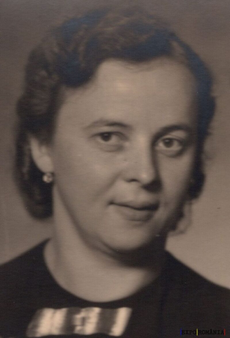 Portret alb-negru al unei femei zâmbitoare