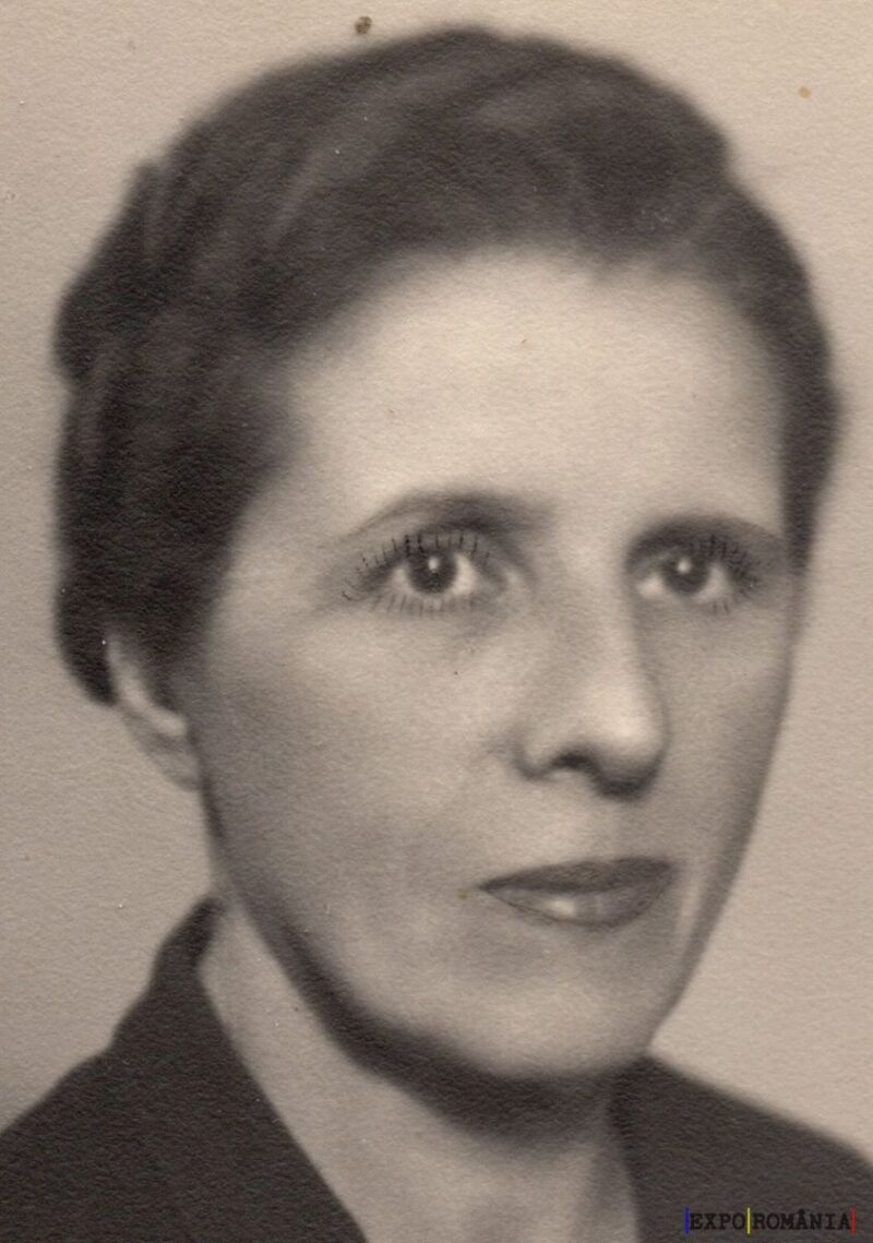 Portret alb-negru al unei femei mature