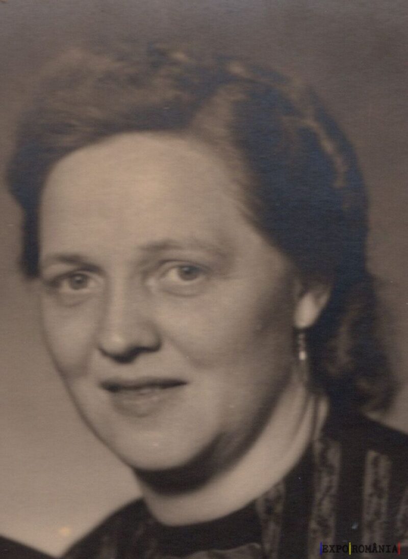 Femeie zâmbitoare în fotografie veche alb-negru