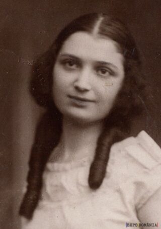 Tânără cu păr ondulat în portret vintage