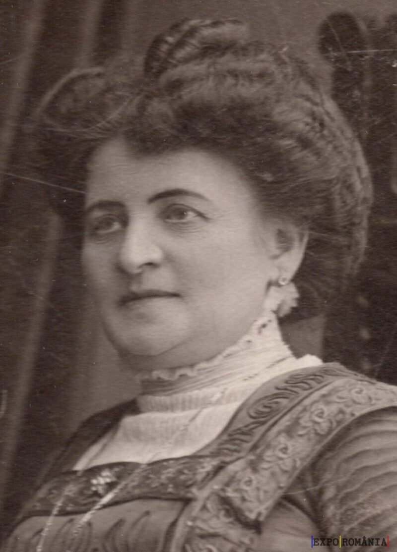 Femeie îmbrăcată în costum tradițional