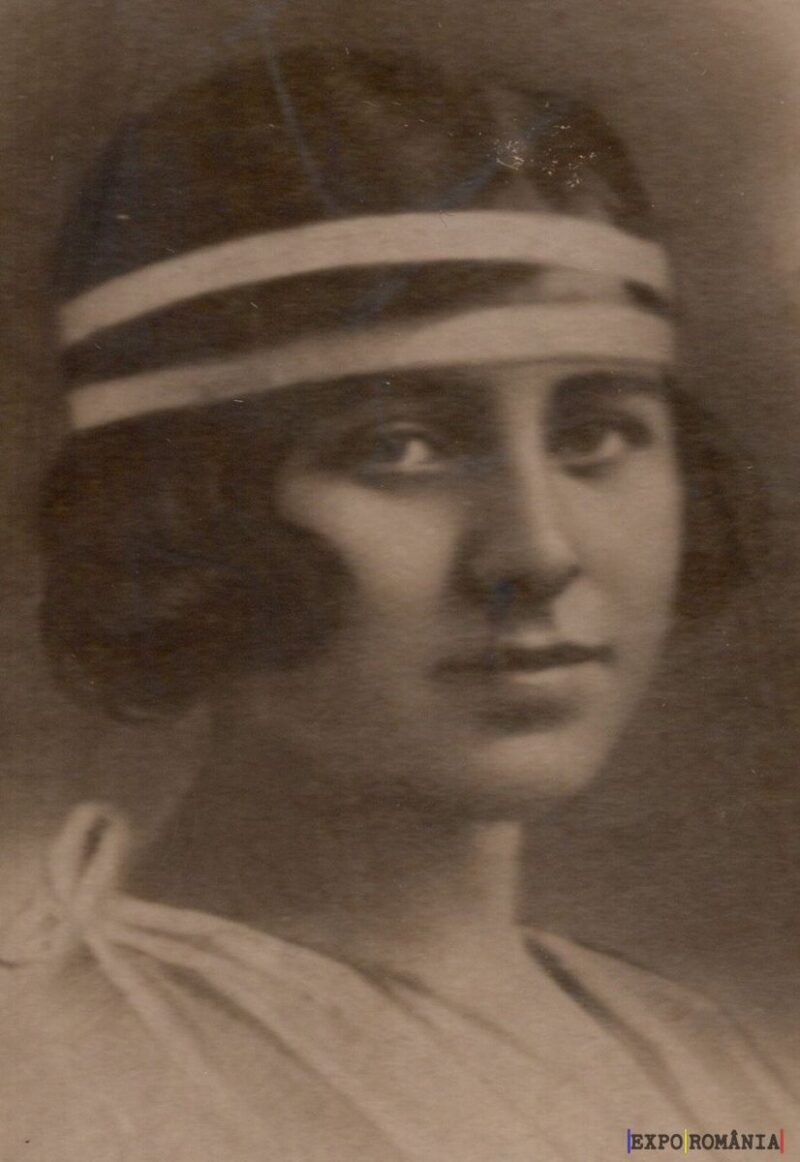 Portret al unei femei cu bentiță albă