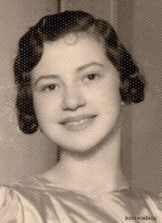 Portretul unei tinere zâmbitoare