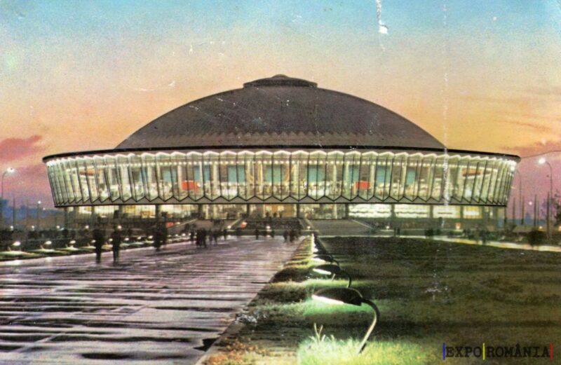 Sala polivalentă în lumina apusului