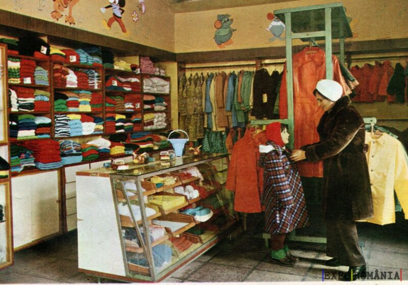 Îmbrăcăminte pentru copii într-un magazin de sezon