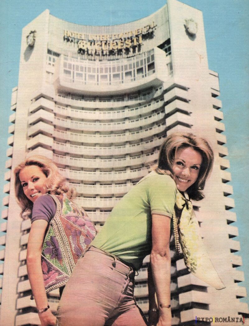 Eleganță retro în fața unui edificiu iconic