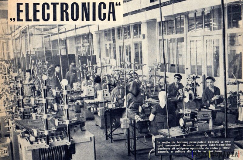 Linia de asamblare în fabrica de electronică