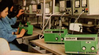 Muncind cu echipamente electronice vintage în laborator.