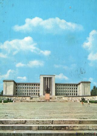 Clădire emblematică într-un peisaj urban