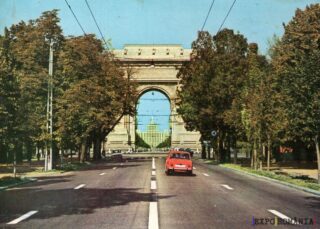 Arcul de Triumf în peisaj urban verde