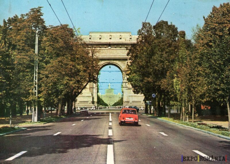 Arcul de Triumf în peisaj urban verde