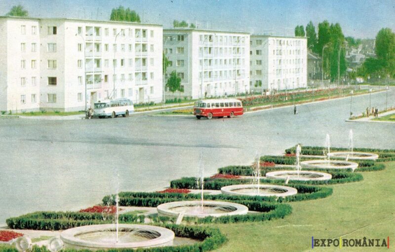 Peisaj urban cu fântâni și clădiri moderne