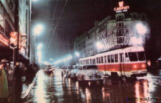 Noapte ploioasă în orașul iluminat