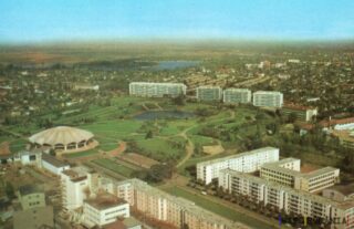 Peisaj urban cu verdeață și clădiri moderne