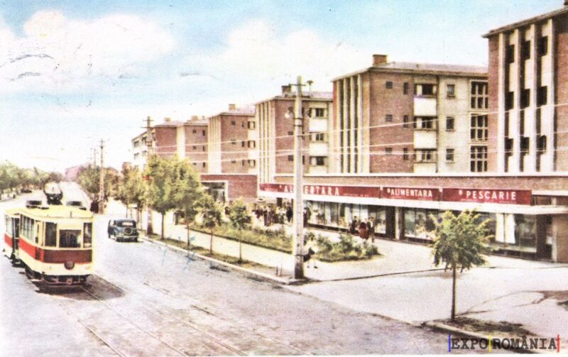 Peisaj urban cu tramvai și clădiri comerciale