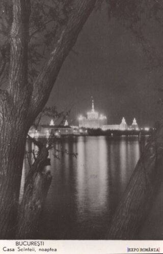 Bucureștiul iluminat noaptea lângă apă