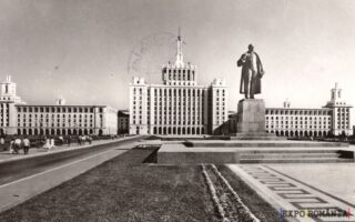 Piața istorică cu statuia unui lider comunist