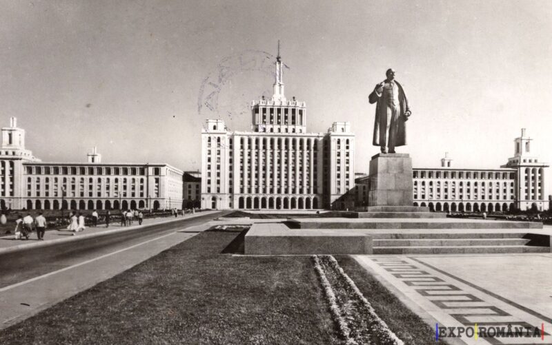 Piața istorică cu statuia unui lider comunist