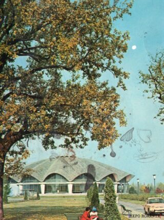 Arhitectură modernă în natură vibrantă