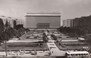 Peisaj urban cu clădiri și parc central