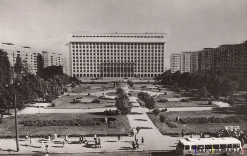Peisaj urban cu clădiri și parc central