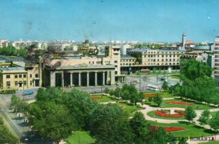 Peisaj urban cu parc și clădiri istorice