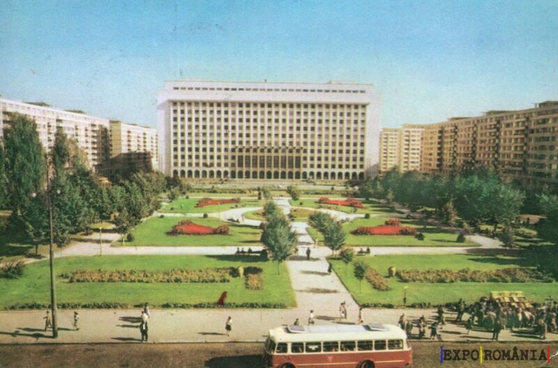 Peisaj urban cu clădiri și parc