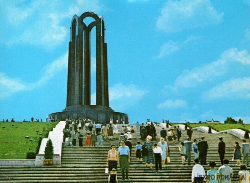 Monument emblematic și oameni în mișcare