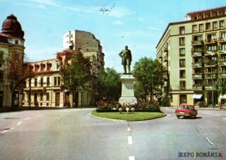 Piața cu statuia și clădiri istorice