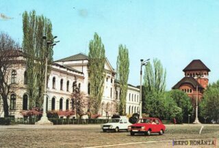 Piața cu clădiri istorice și mașini retro