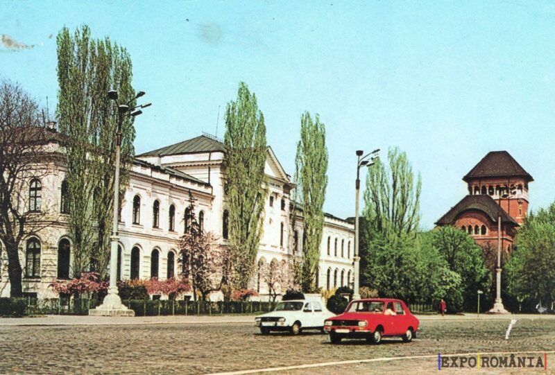 Piața cu clădiri istorice și mașini retro