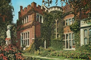 Casa cu iarbă și flori colorate