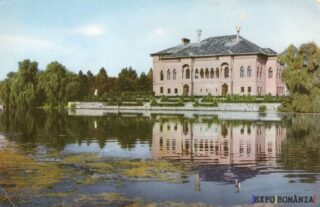 Palatul reflectat în apă liniștită