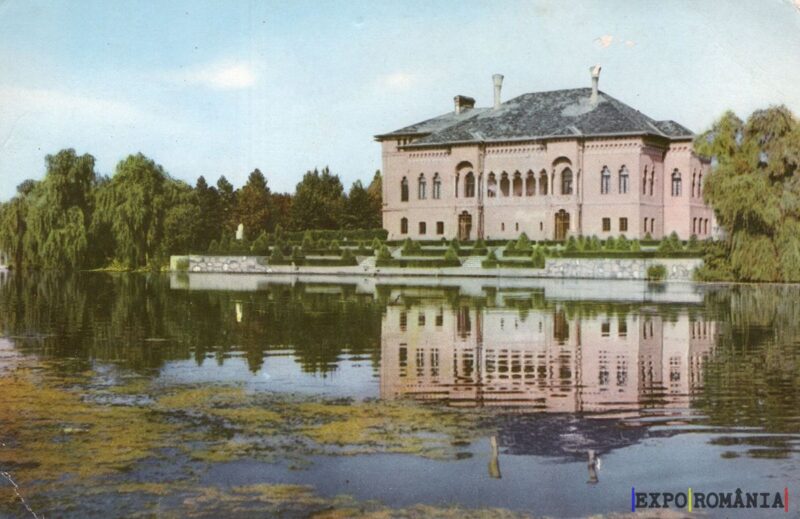 Palatul reflectat în apă liniștită