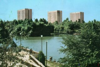 Peisaj urban lângă apă cu blocuri de locuințe