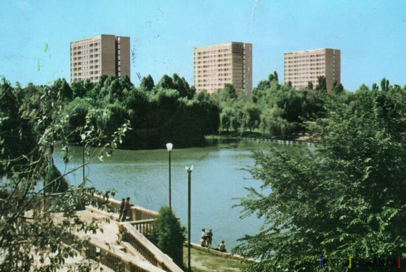 Peisaj urban lângă apă cu blocuri de locuințe