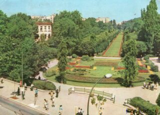 Parc urban plin de verdeață și flori