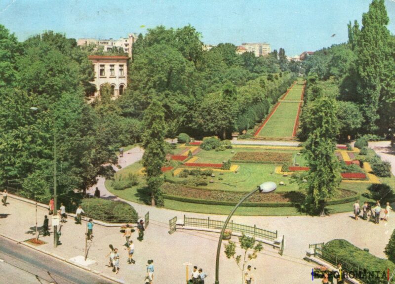 Parc urban plin de verdeață și flori