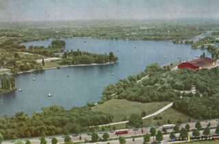 Peisaj idilic lângă lacul liniștit