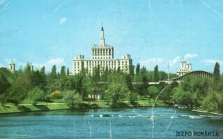 Peisaj urban cu lac și clădiri istorice