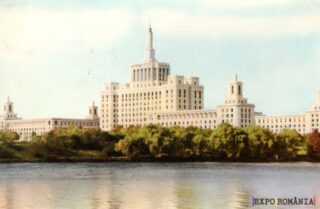 Clădire emblematică pe malul apei