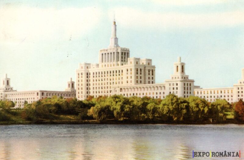 Clădire emblematică pe malul apei