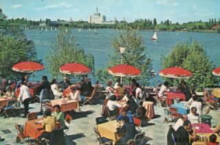 Terasa de vară pe malul apei