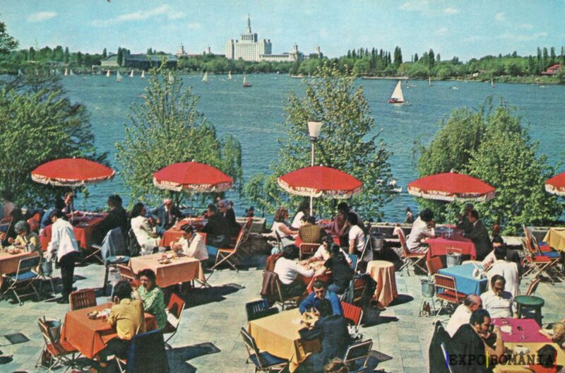 Terasa de vară pe malul apei