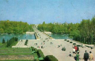 Parc urban în primăvară plin de viață