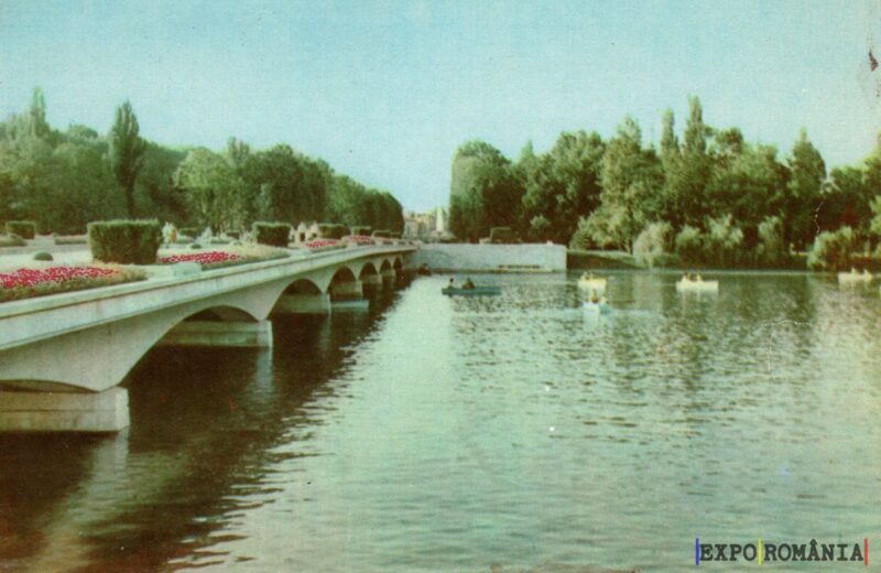Peisaj de vară la apă și pod verde